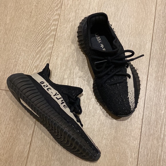 Adidas Yeezy Boost 350 V2 ‘Oreo’ sneakers, size 4.5 - Picture 2 of 10